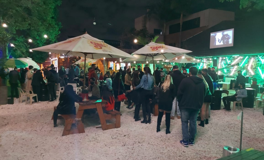 Durante fiscalização, AIFU fecha dois estabelecimentos comerciais e apreende máquina caça-níquel e carteiras de cigarros contrabandeados, em Curitiba