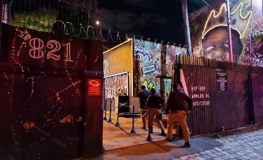 Durante fiscalização, AIFU fecha dois estabelecimentos comerciais e apreende máquina caça-níquel e carteiras de cigarros contrabandeados, em Curitiba