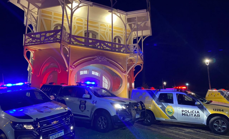 Durante fiscalização, AIFU fecha dois estabelecimentos comerciais e apreende máquina caça-níquel e carteiras de cigarros contrabandeados, em Curitiba