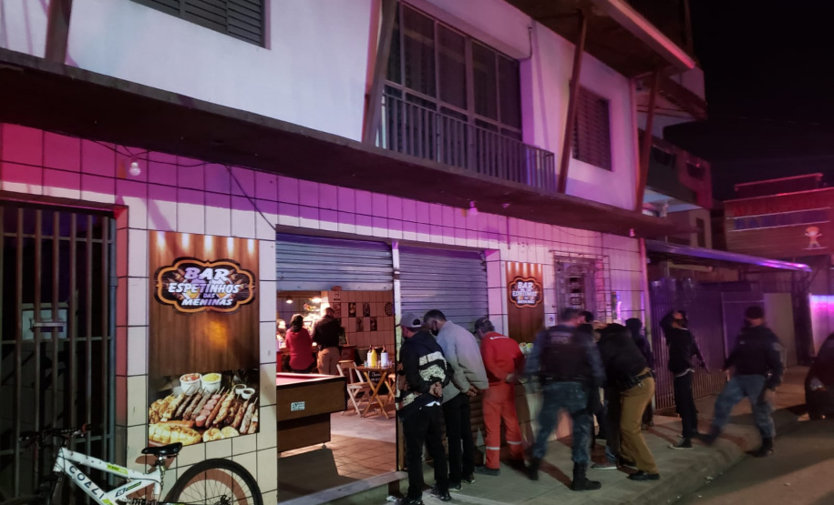 Durante fiscalização, AIFU fecha dois estabelecimentos comerciais e apreende máquina caça-níquel e carteiras de cigarros contrabandeados, em Curitiba