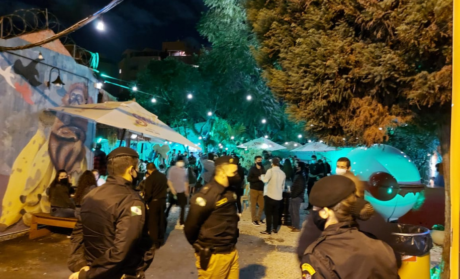 Durante fiscalização, AIFU fecha dois estabelecimentos comerciais e apreende máquina caça-níquel e carteiras de cigarros contrabandeados, em Curitiba