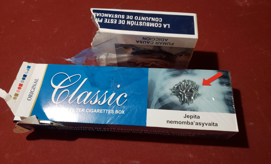 Durante fiscalização, AIFU fecha dois estabelecimentos comerciais e apreende máquina caça-níquel e carteiras de cigarros contrabandeados, em Curitiba