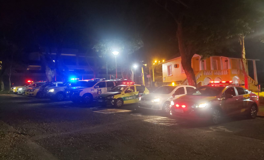 Durante fiscalização, AIFU fecha dois estabelecimentos comerciais e apreende máquina caça-níquel e carteiras de cigarros contrabandeados, em Curitiba