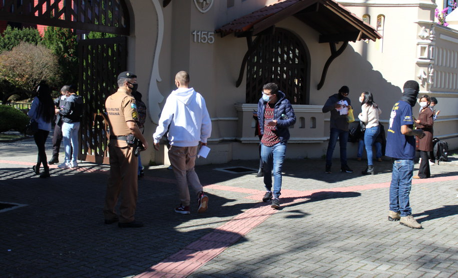 Candidatos de todo Brasil fazem o concurso da Polícia Militar do Paraná neste domingo