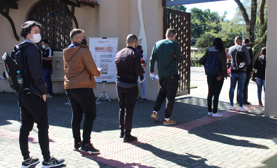 Candidatos de todo Brasil fazem o concurso da Polícia Militar do Paraná neste domingo
