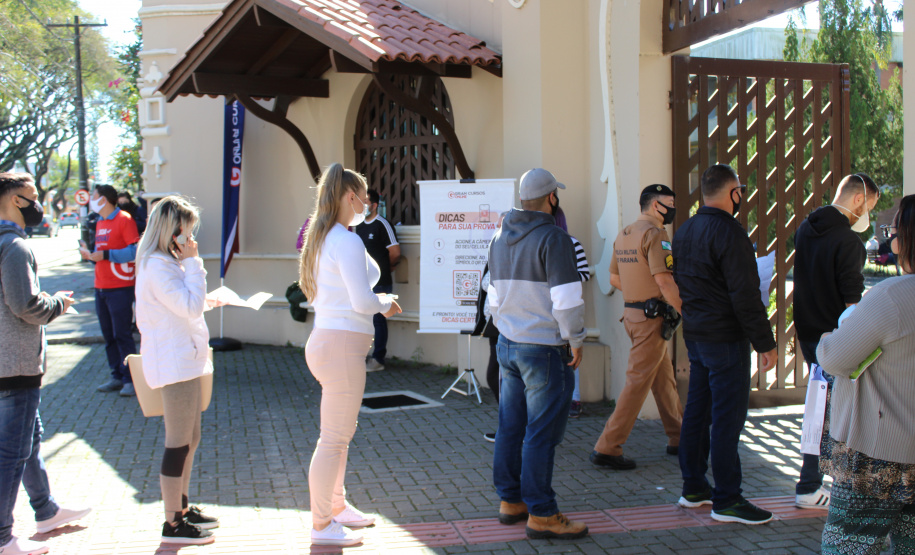 Candidatos de todo Brasil fazem o concurso da Polícia Militar do Paraná neste domingo