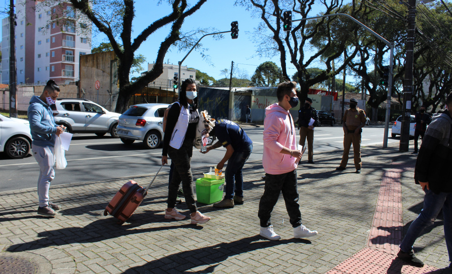 Candidatos de todo Brasil fazem o concurso da Polícia Militar do Paraná neste domingo