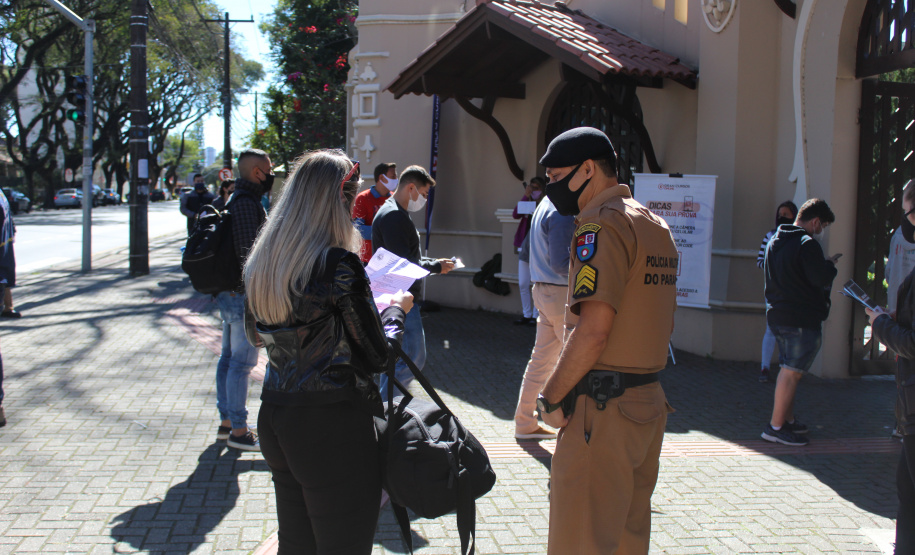 Candidatos de todo Brasil fazem o concurso da Polícia Militar do Paraná neste domingo