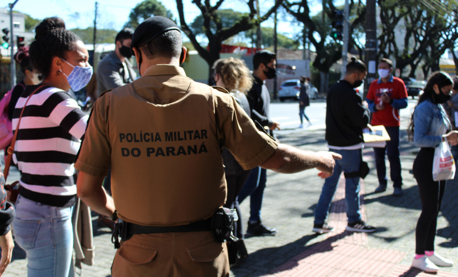 Candidatos de todo Brasil fazem o concurso da Polícia Militar do Paraná neste domingo