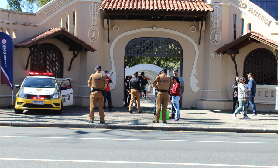 Candidatos de todo Brasil fazem o concurso da Polícia Militar do Paraná neste domingo