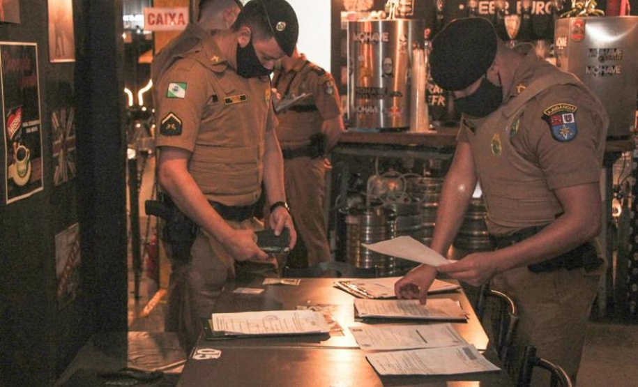 Ação integrada flagra 212 pessoas e interdita cinco pontos comerciais em Curitiba