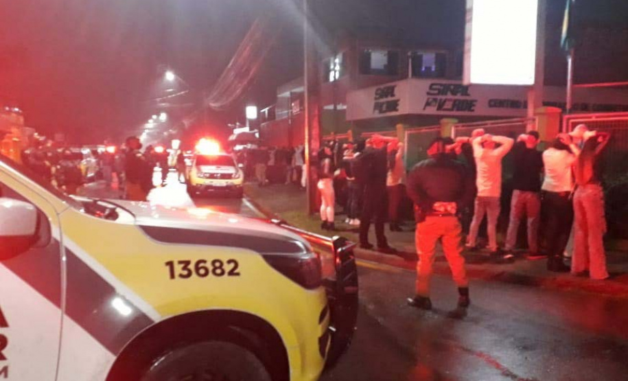 Polícia encontra mais de 800 pessoas em aglomerações e fecha pontos comerciais em Curitiba