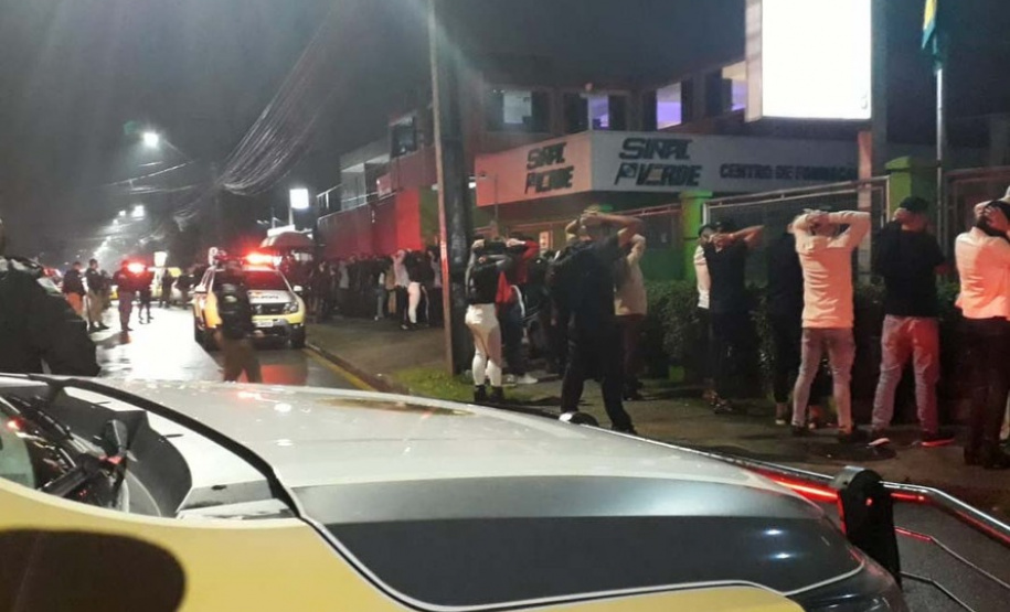Polícia encontra mais de 800 pessoas em aglomerações e fecha pontos comerciais em Curitiba
