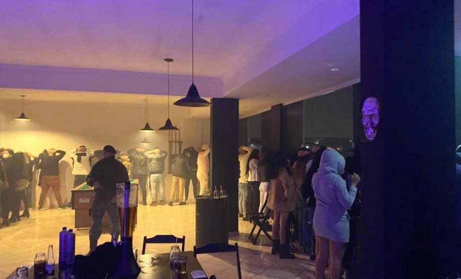 Polícia encontra mais de 800 pessoas em aglomerações e fecha pontos comerciais em Curitiba