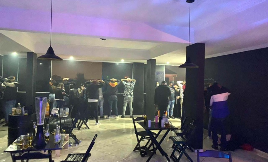 Polícia encontra mais de 800 pessoas em aglomerações e fecha pontos comerciais em Curitiba