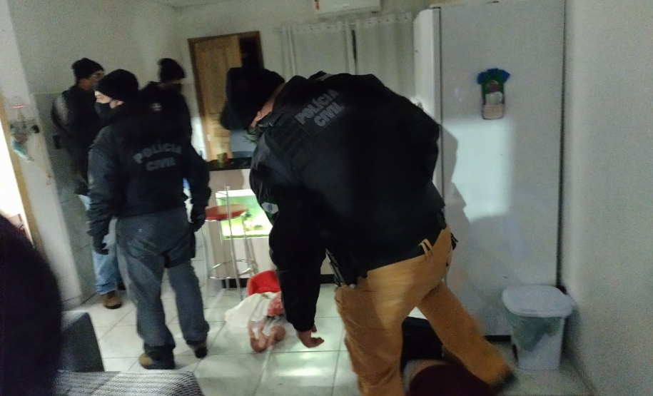 Casal com drogas e arma é preso pela Polícia Civil por tentativa de homicídio em São José dos Pinhais