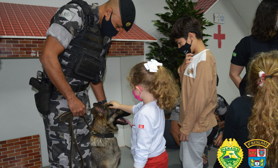 Equipe do Canil do 4º Batalhão visita alunos de escola em Maringá e apresenta o Cão de faro Arya