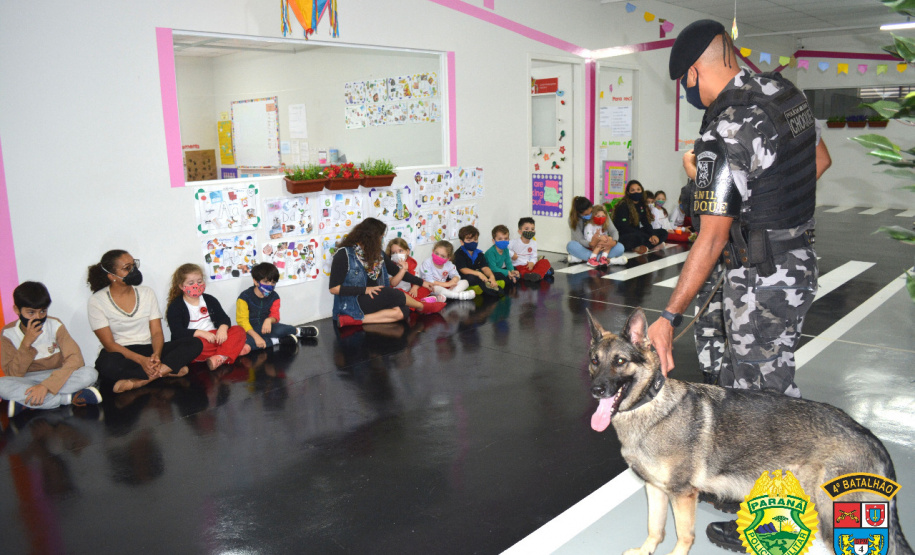 Equipe do Canil do 4º Batalhão visita alunos de escola em Maringá e apresenta o Cão de faro Arya