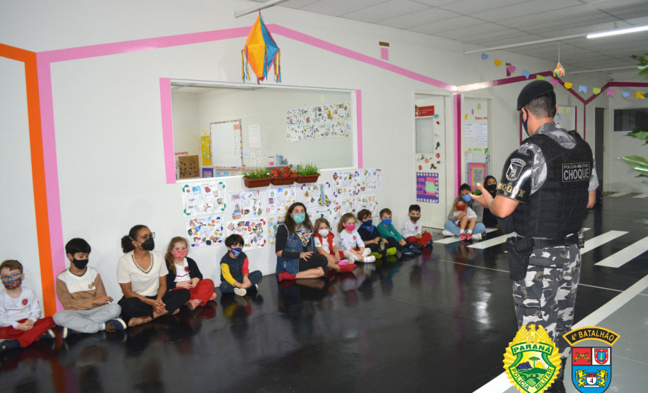 Equipe do Canil do 4º Batalhão visita alunos de escola em Maringá e apresenta o Cão de faro Arya