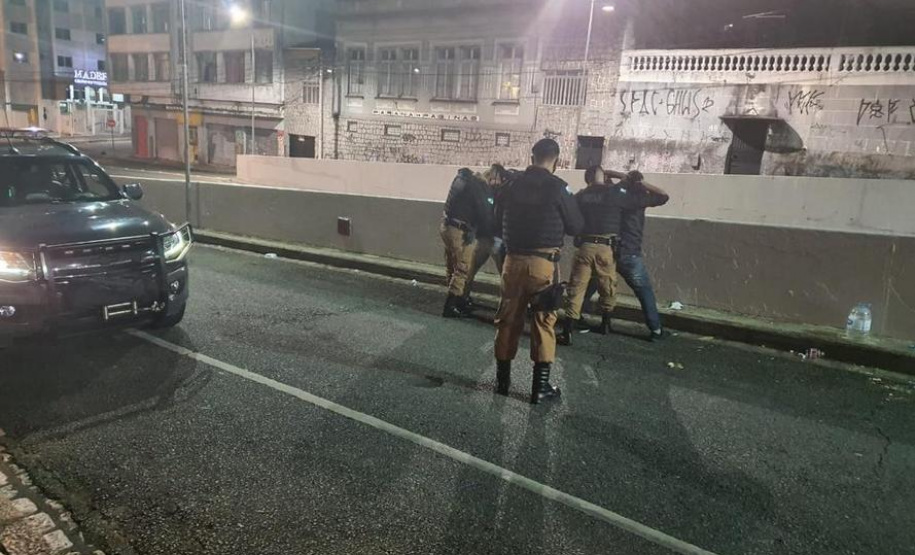 Operação da PM detém dez pessoas e apreende drogas em Curitiba e região