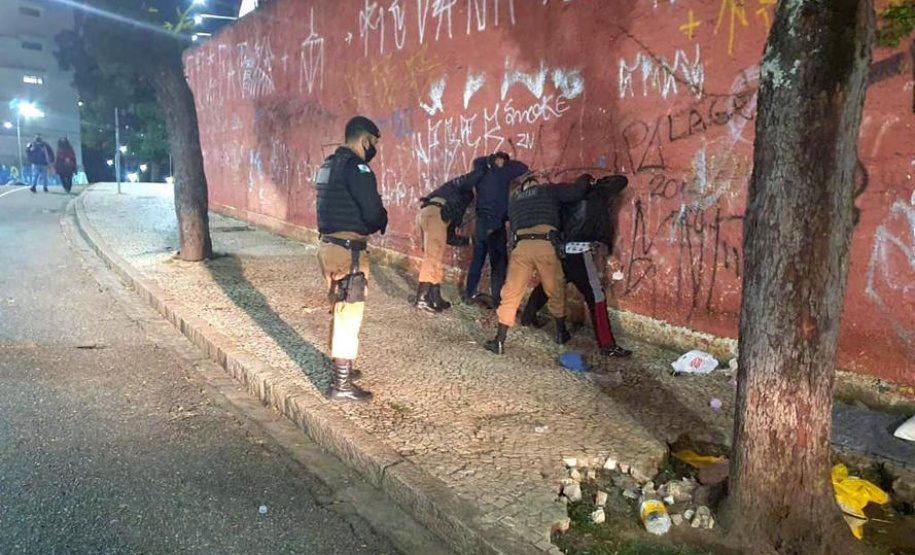 Operação da PM detém dez pessoas e apreende drogas em Curitiba e região