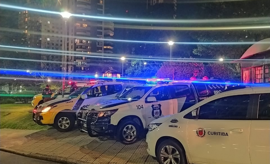 Fiscalização fecha estabelecimentos e apreende contrabando e drogas em Curitiba