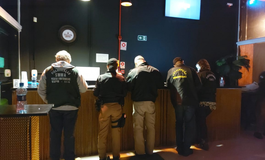 Fiscalização fecha estabelecimentos e apreende contrabando e drogas em Curitiba