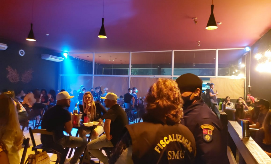 Fiscalização fecha estabelecimentos e apreende contrabando e drogas em Curitiba