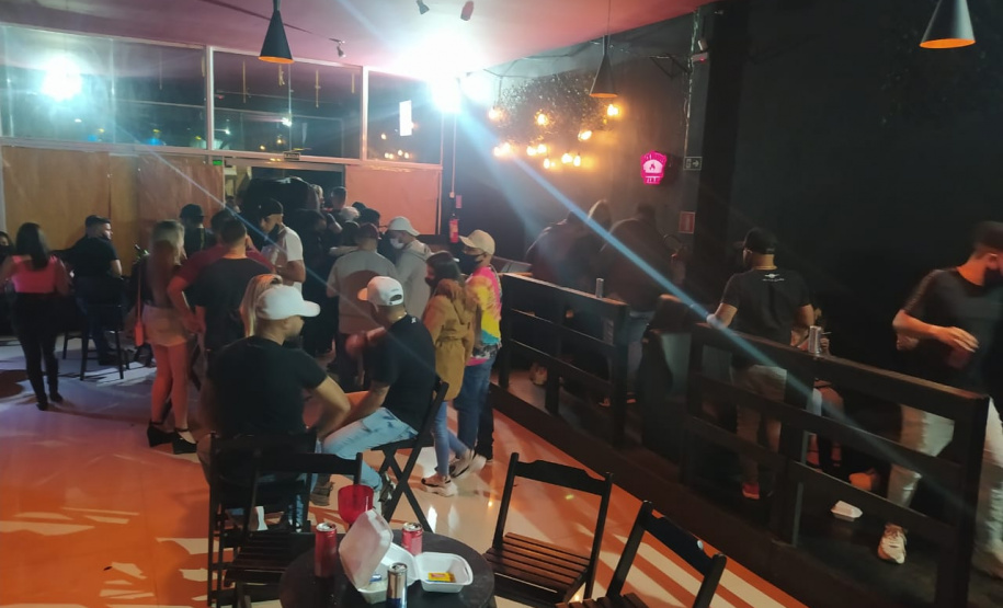 Fiscalização fecha estabelecimentos e apreende contrabando e drogas em Curitiba