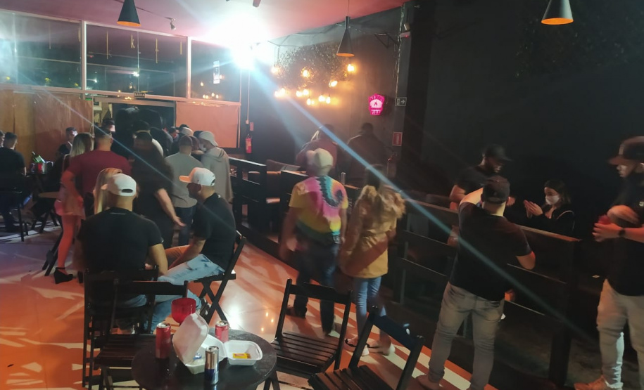 Fiscalização fecha estabelecimentos e apreende contrabando e drogas em Curitiba