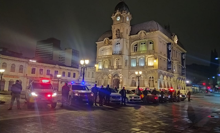 Fiscalização fecha estabelecimentos e apreende contrabando e drogas em Curitiba