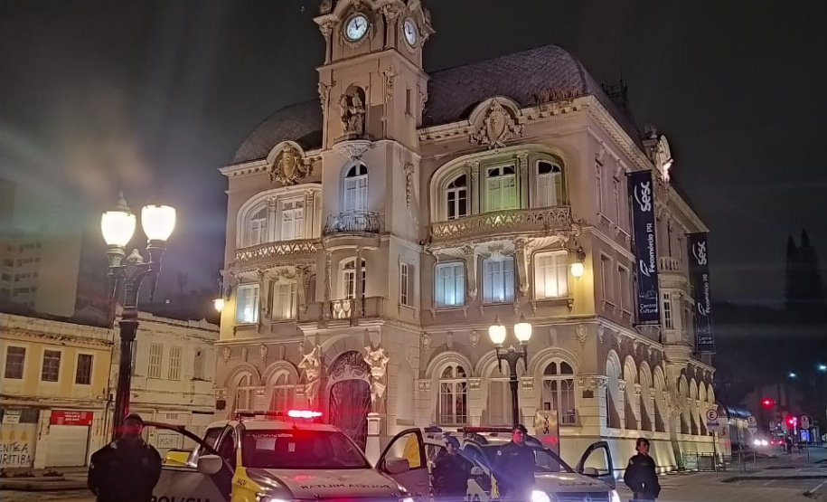 Fiscalização fecha estabelecimentos e apreende contrabando e drogas em Curitiba