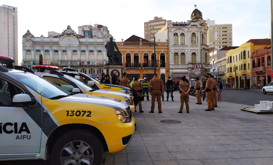 Ações de fiscalização fecham seis estabelecimentos com aglomeração de pessoas em Curitiba