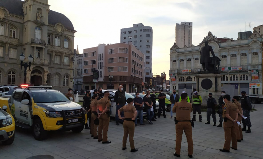 Ações de fiscalização fecham seis estabelecimentos com aglomeração de pessoas em Curitiba