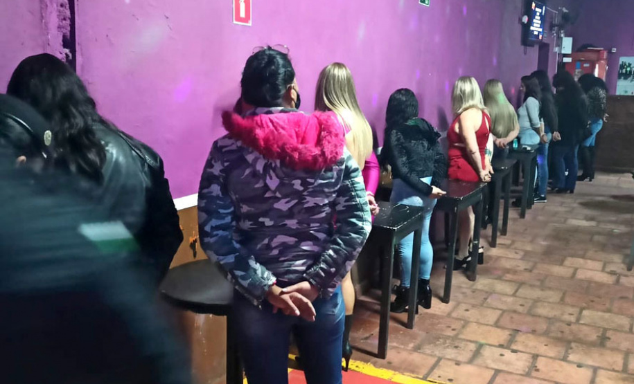 Polícia interdita 16 pontos comerciais e dispersa 1.200 pessoas em Curitiba no fim de semana