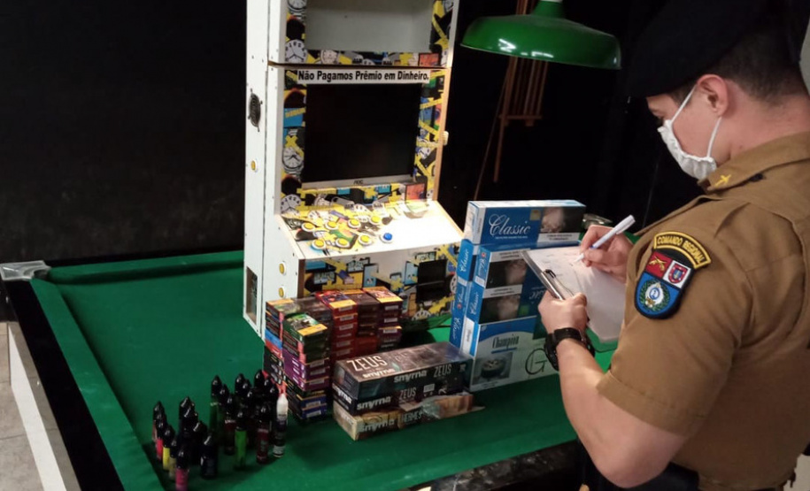 Polícia interdita 16 pontos comerciais e dispersa 1.200 pessoas em Curitiba no fim de semana