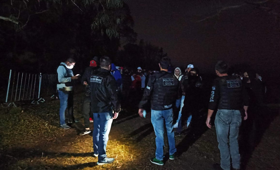 Polícia Civil dispersa festa clandestina com cerca de 200 pessoas e encaminha um dos organizadores, em Piraquara (PR)