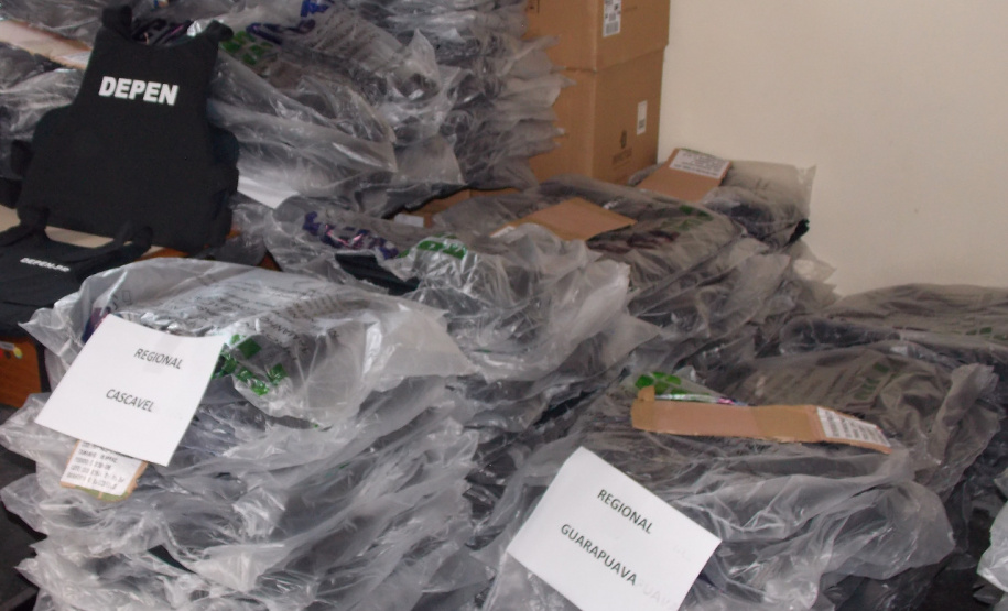 Depen-PR entrega coletes balísticos para agentes penitenciários em todo o Estado