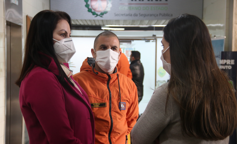 Sesp faz primeira entrega de roupas e cobertores à campanha Aquece Paraná do Governo Estadual