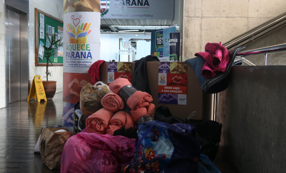 Sesp faz primeira entrega de roupas e cobertores à campanha Aquece Paraná do Governo Estadual