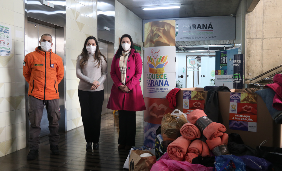 Sesp faz primeira entrega de roupas e cobertores à campanha Aquece Paraná do Governo Estadual