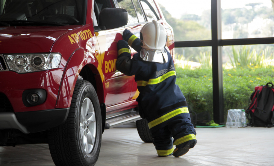 Estado presta homenagem aos bombeiros militares do Paraná