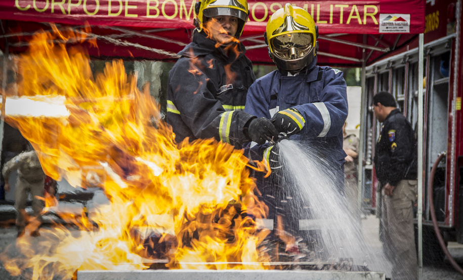 Estado presta homenagem aos bombeiros militares do Paraná