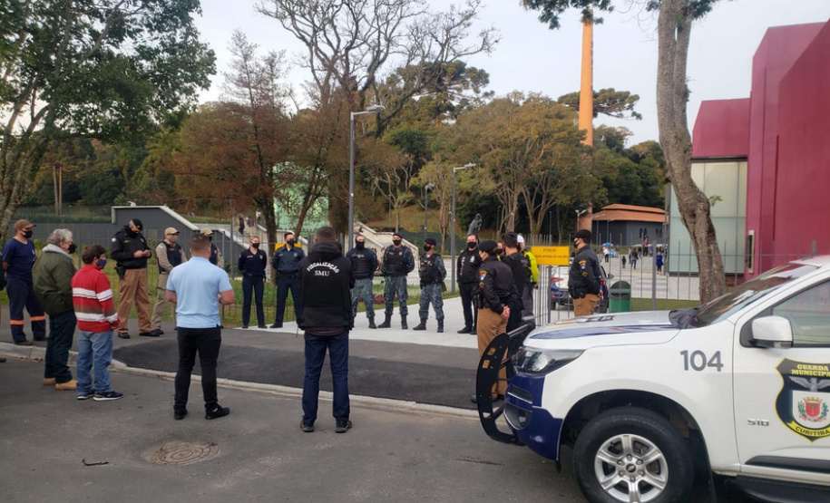 Forças de segurança flagram aglomerações e encerram festa junina clandestina na Capita