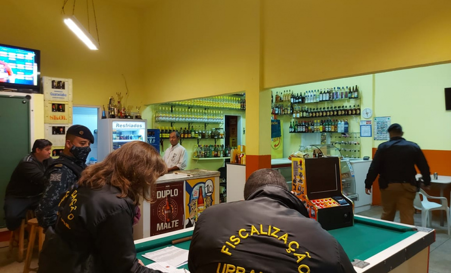 Ação integrada fiscaliza 24 pontos comerciais e dispersa 1,8 mil pessoas no final de semana