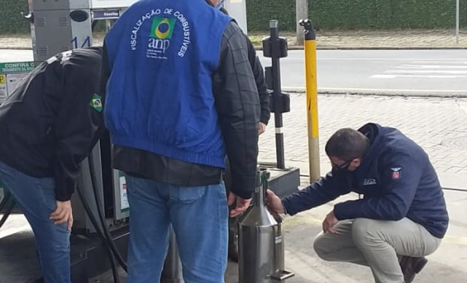 Força-tarefa fiscaliza 300 postos de combustíveis no PR; 181 tinham irregularidades