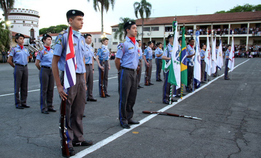 O Colégio da Polícia Militar de Curitiba (CPM) abriu as inscrições do processo classificatório para preencher 120 vagas para o 6º ano do Ensino Fundamental e 70 vagas para o 1º ano do Ensino Médio. Os candidatos podem formalizar a inscrição até às 23h59 do dia 11 de outubro por meio deste SITE.