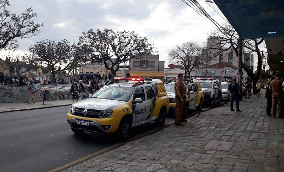 Fiscalização flagra festas e dispersa aglomerações com mais de mil pessoas em Curitiba