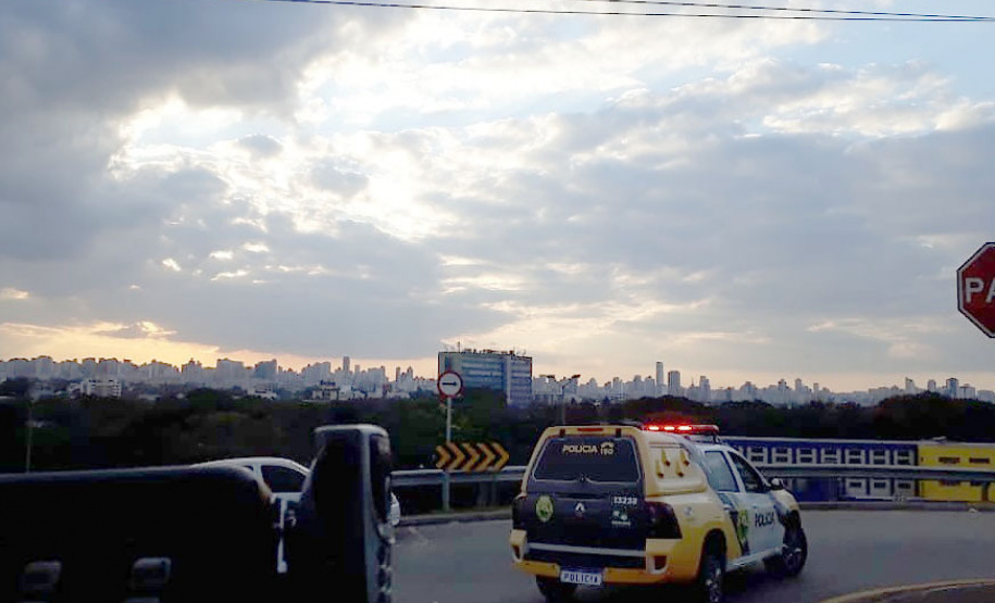 Fiscalização flagra festas e dispersa aglomerações com mais de mil pessoas em Curitiba