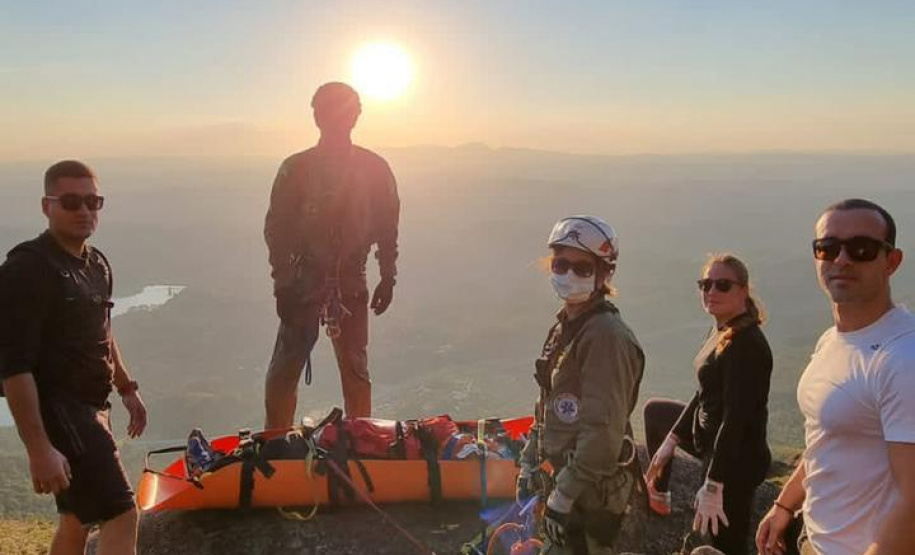 Homem que caiu no paredão do pico Capivari Mirim é socorrido pelo BPMOA instantes após acidente na RMC